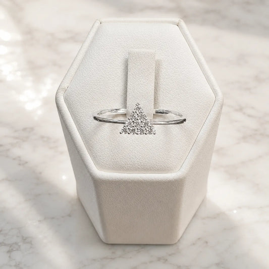 Anillo triángulo microcircón