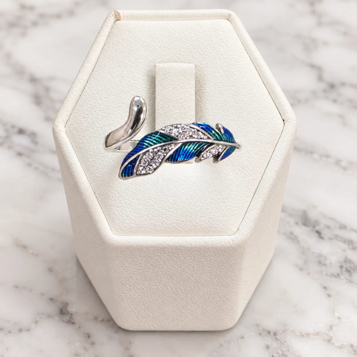 Anillo ajustable pluma azul microcircón