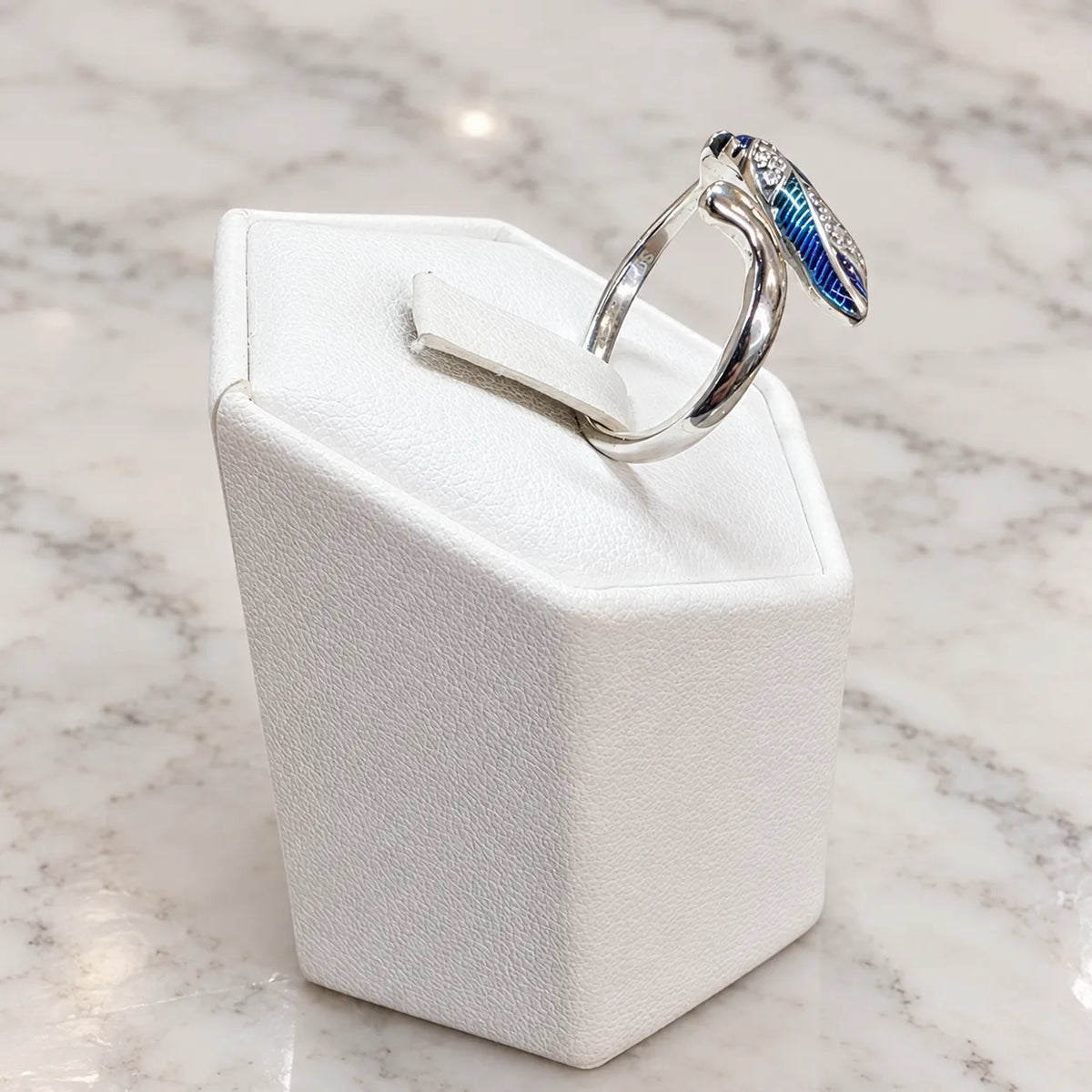 Anillo ajustable pluma azul microcircón