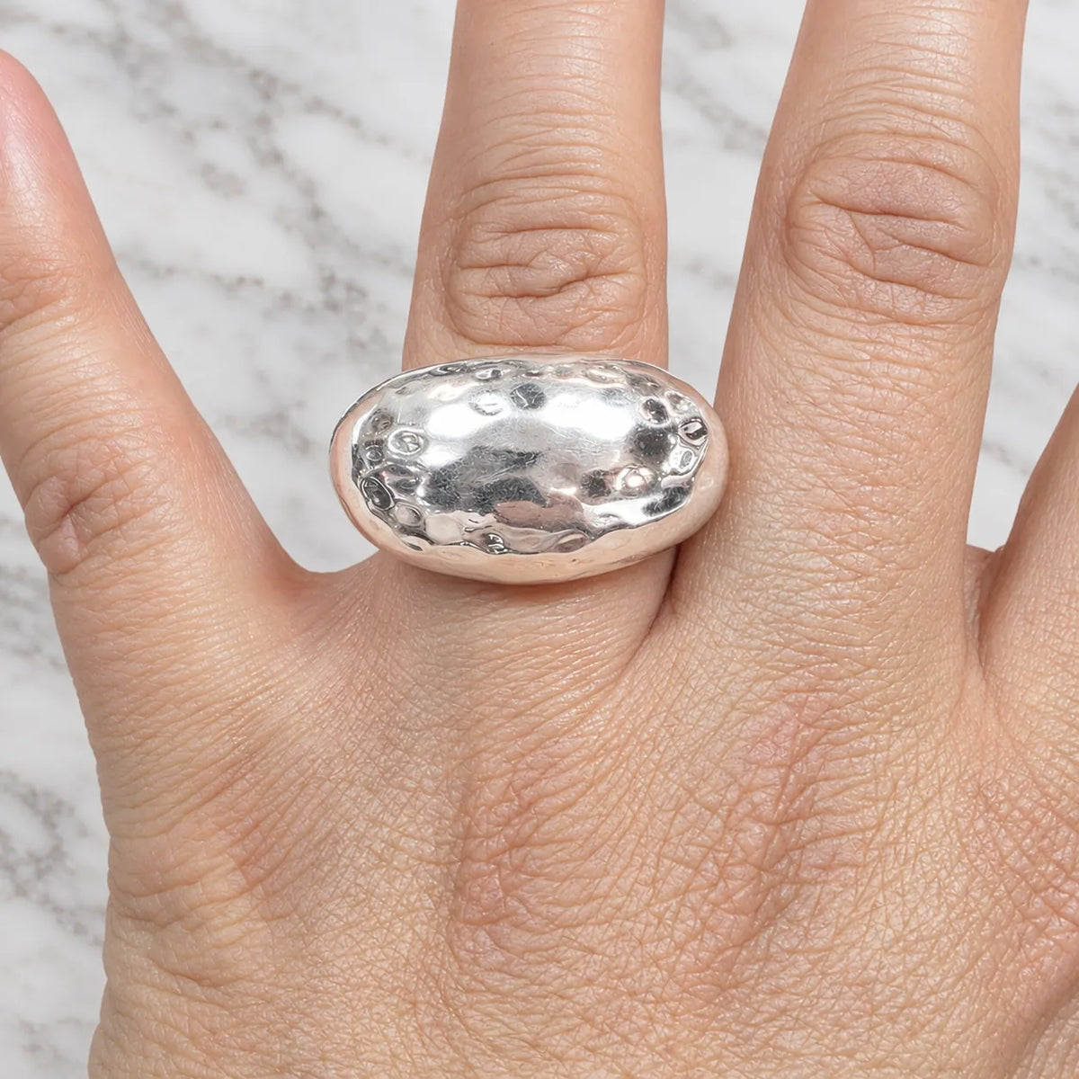 Anillo inflado ancho ovalado texturizado