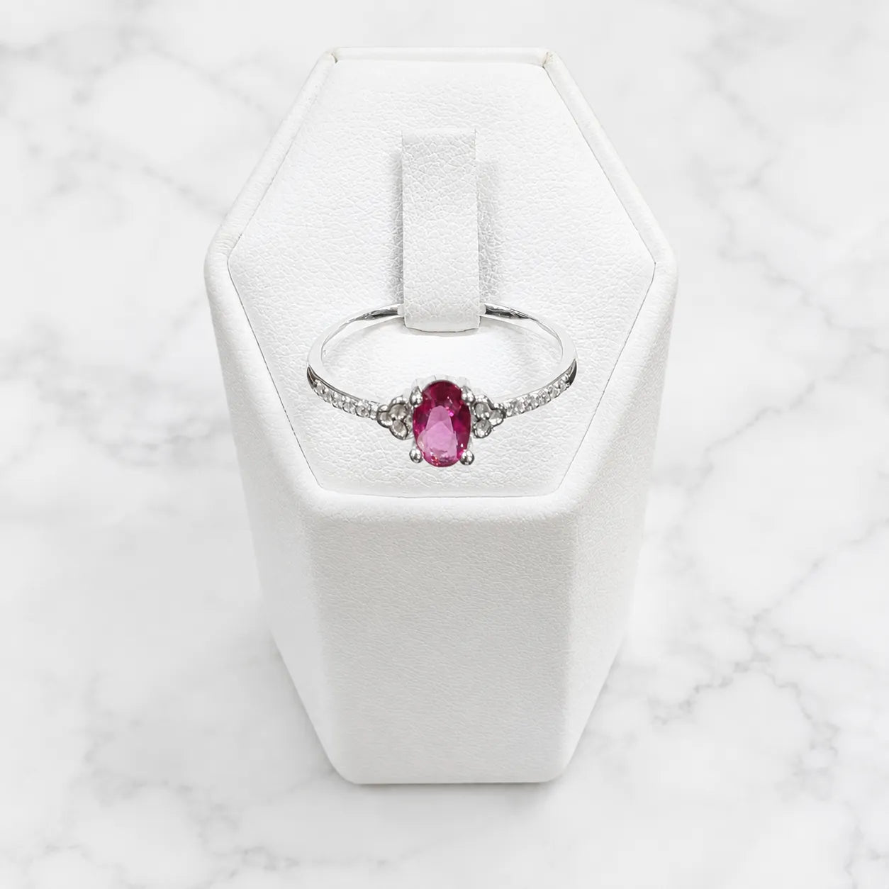 Anillo solitario fucsia