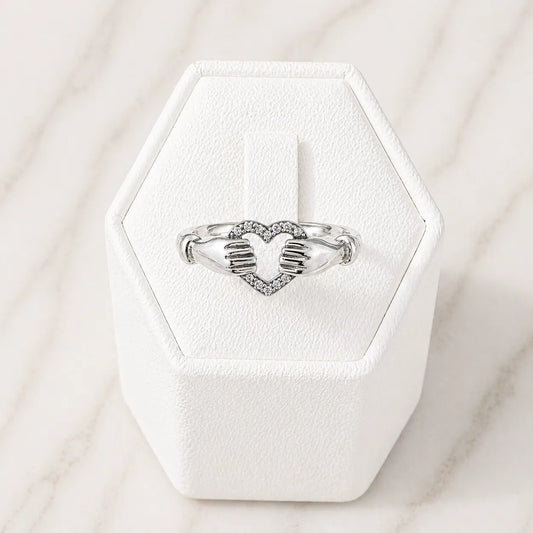 Anillo manos y corazón