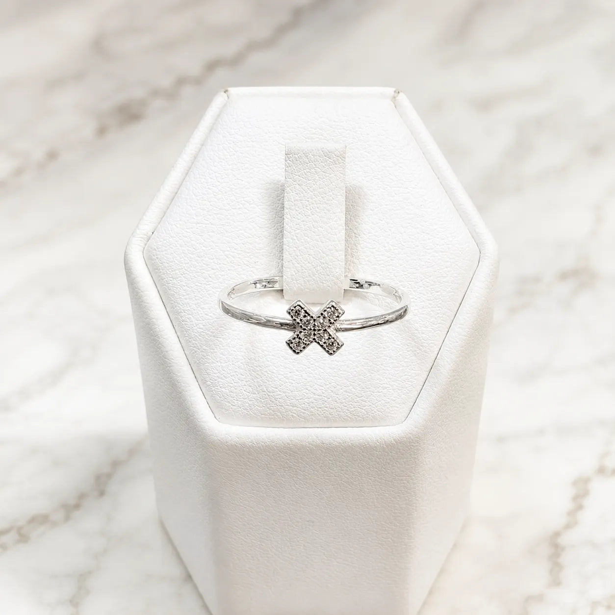 Anillo cruz microcircón