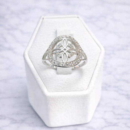 Anillo nudo de bruja microcircón