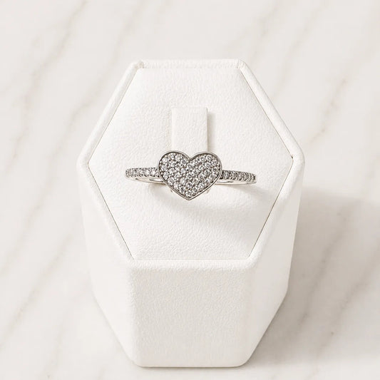 Anillo cintillo corazón microcircón