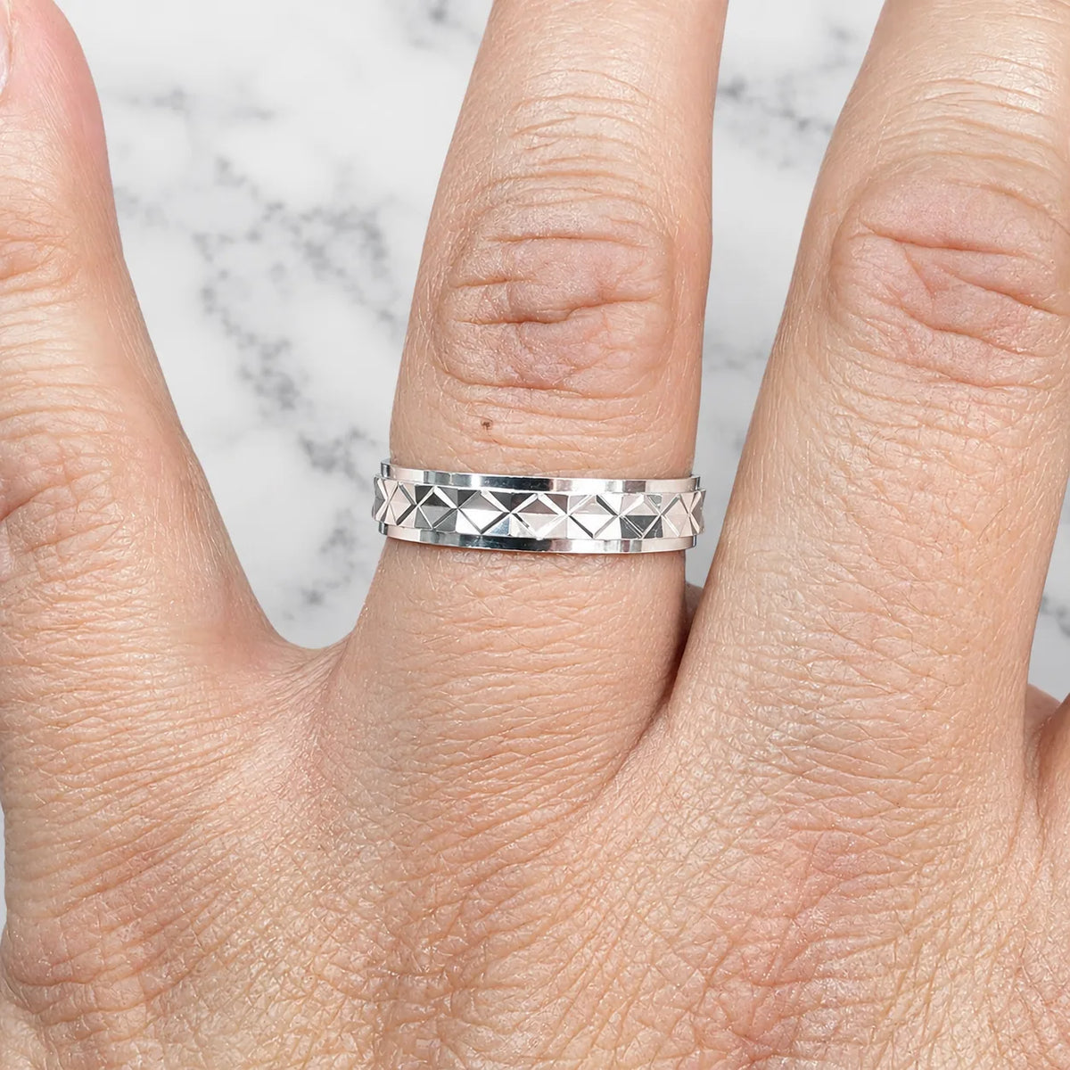 Anillo argolla facetado geometrico