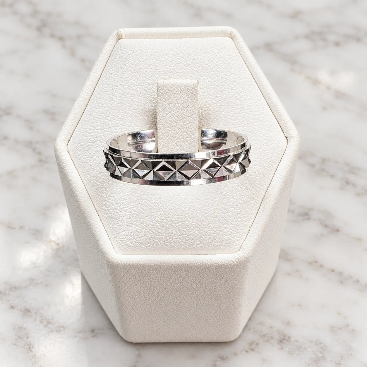 Anillo argolla facetado geometrico