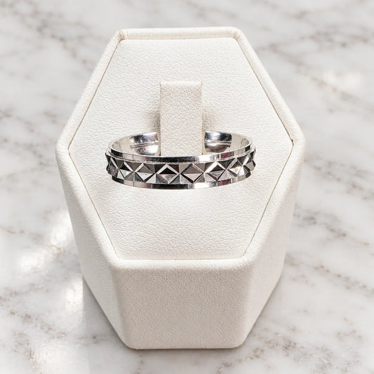 Anillo argolla facetado geometrico