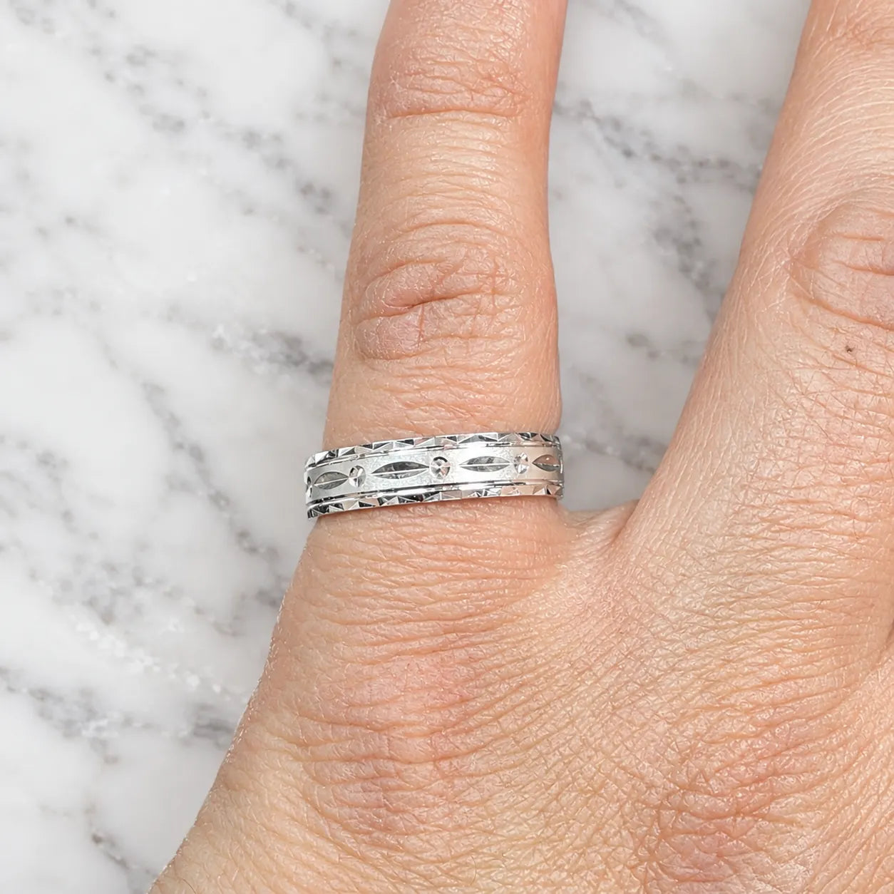 Anillo argolla facetado geometrico