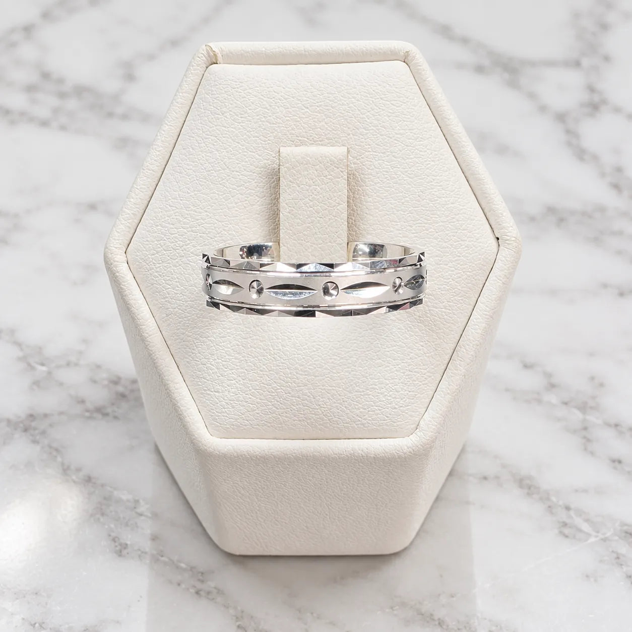 Anillo argolla facetado geometrico
