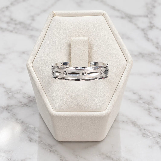 Anillo argolla facetado geometrico