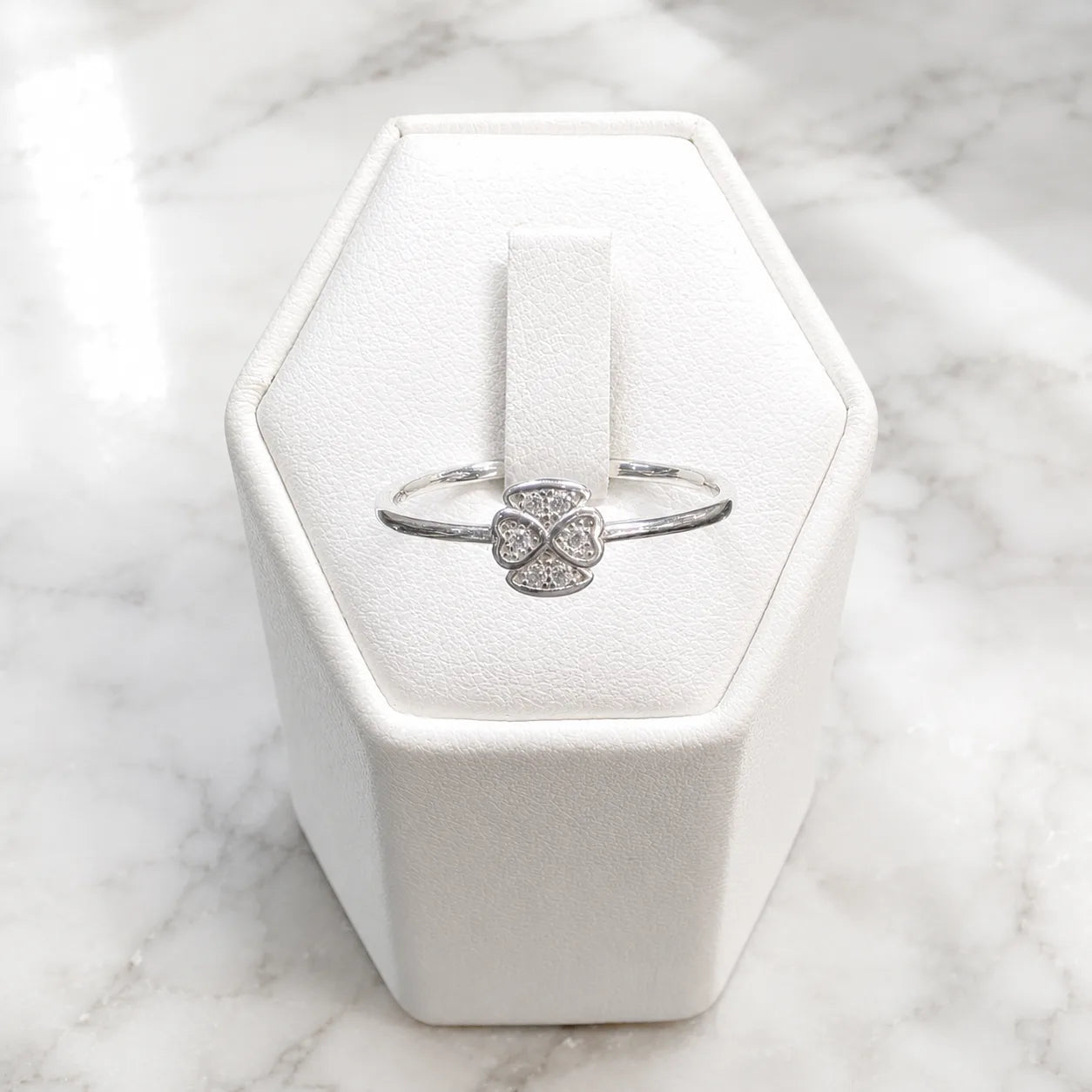 Anillo trébol microcircón