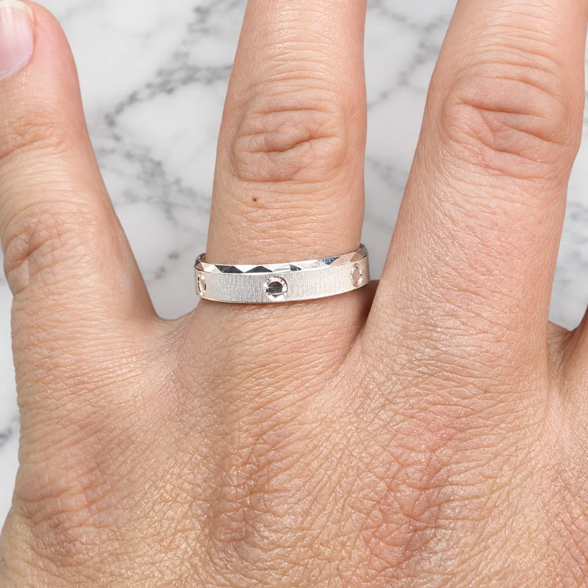 Anillo argolla texturizado circones
