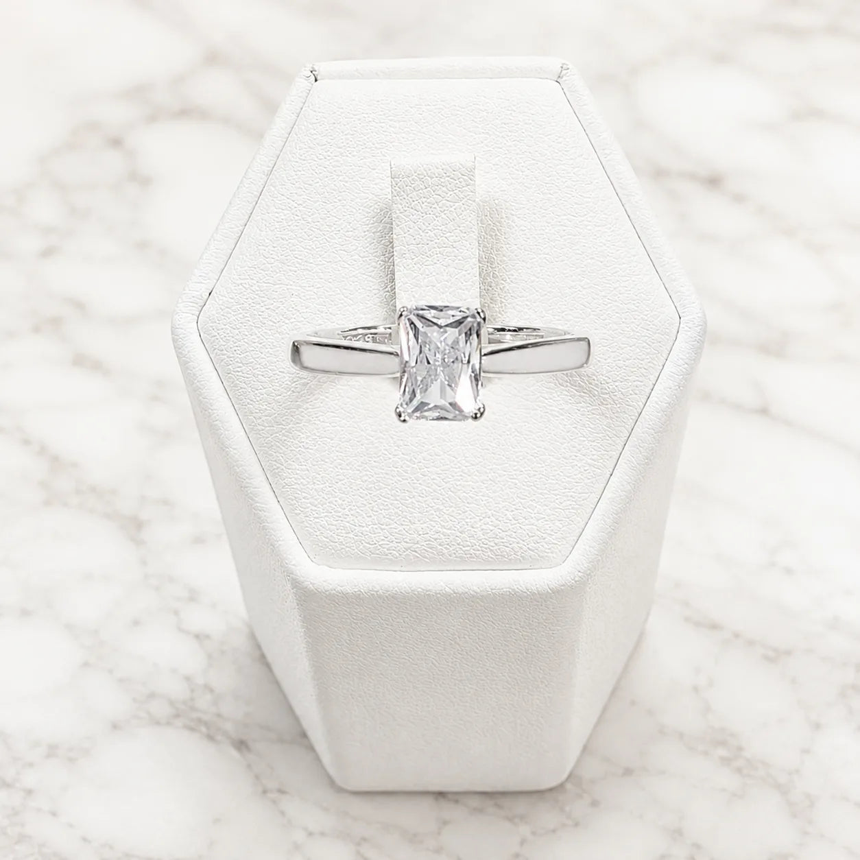 Anillo solitario circón rectangular