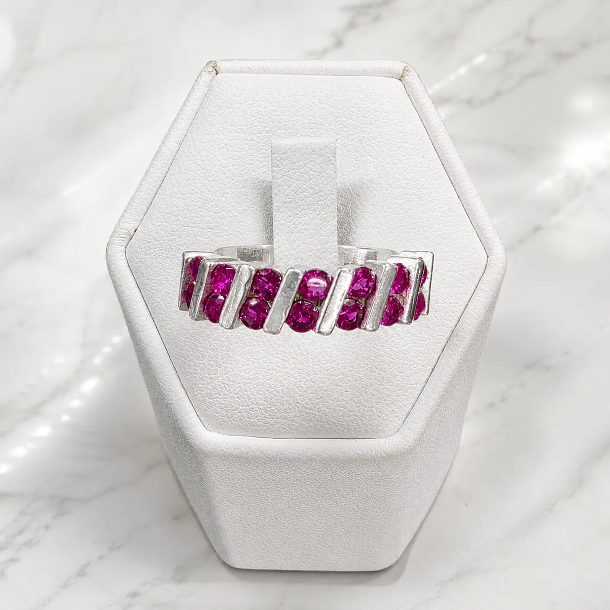 Anillo cintillo circón fucsia