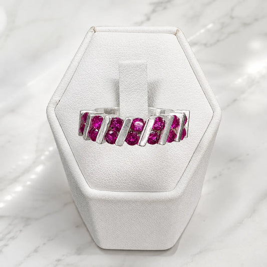 Anillo cintillo circón fucsia