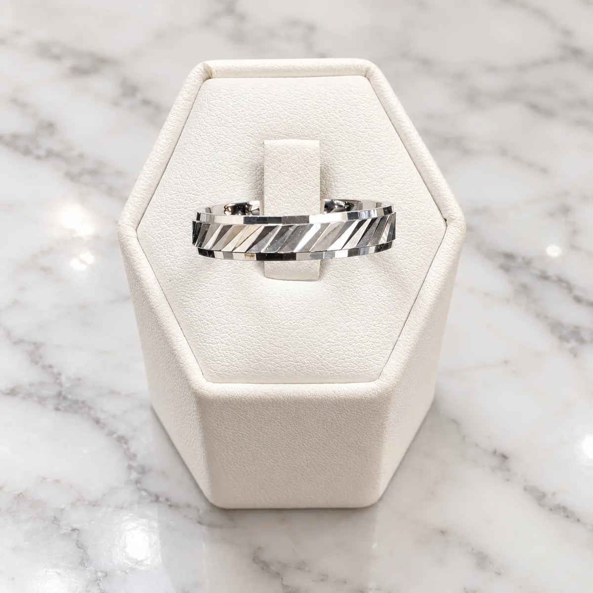 Anillo argolla texturizado diagonal