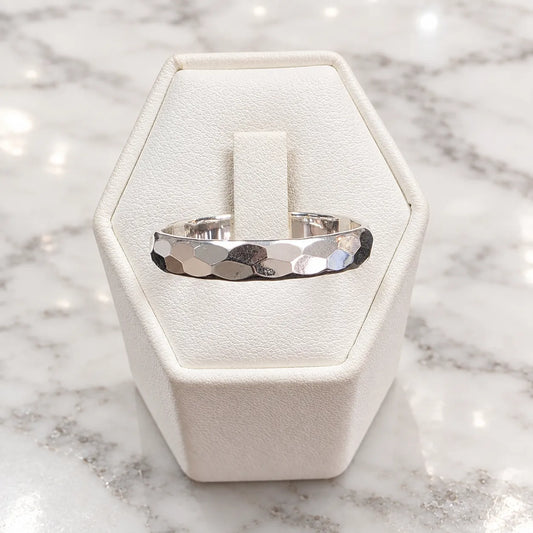 Anillo argolla lisa golpeada