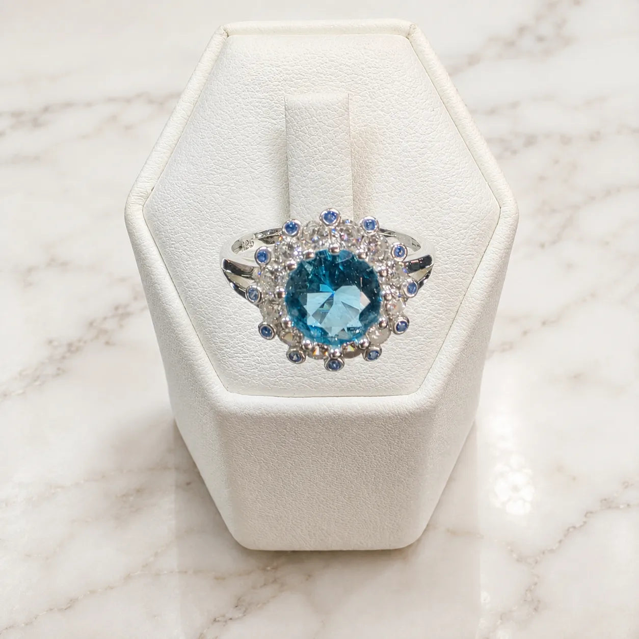 Anillo solitario ovalado circón celeste