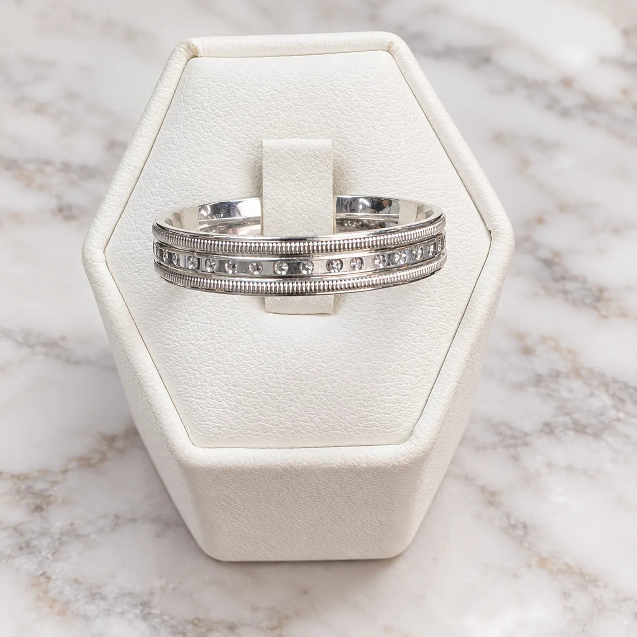 Anillo argolla texturizado circón