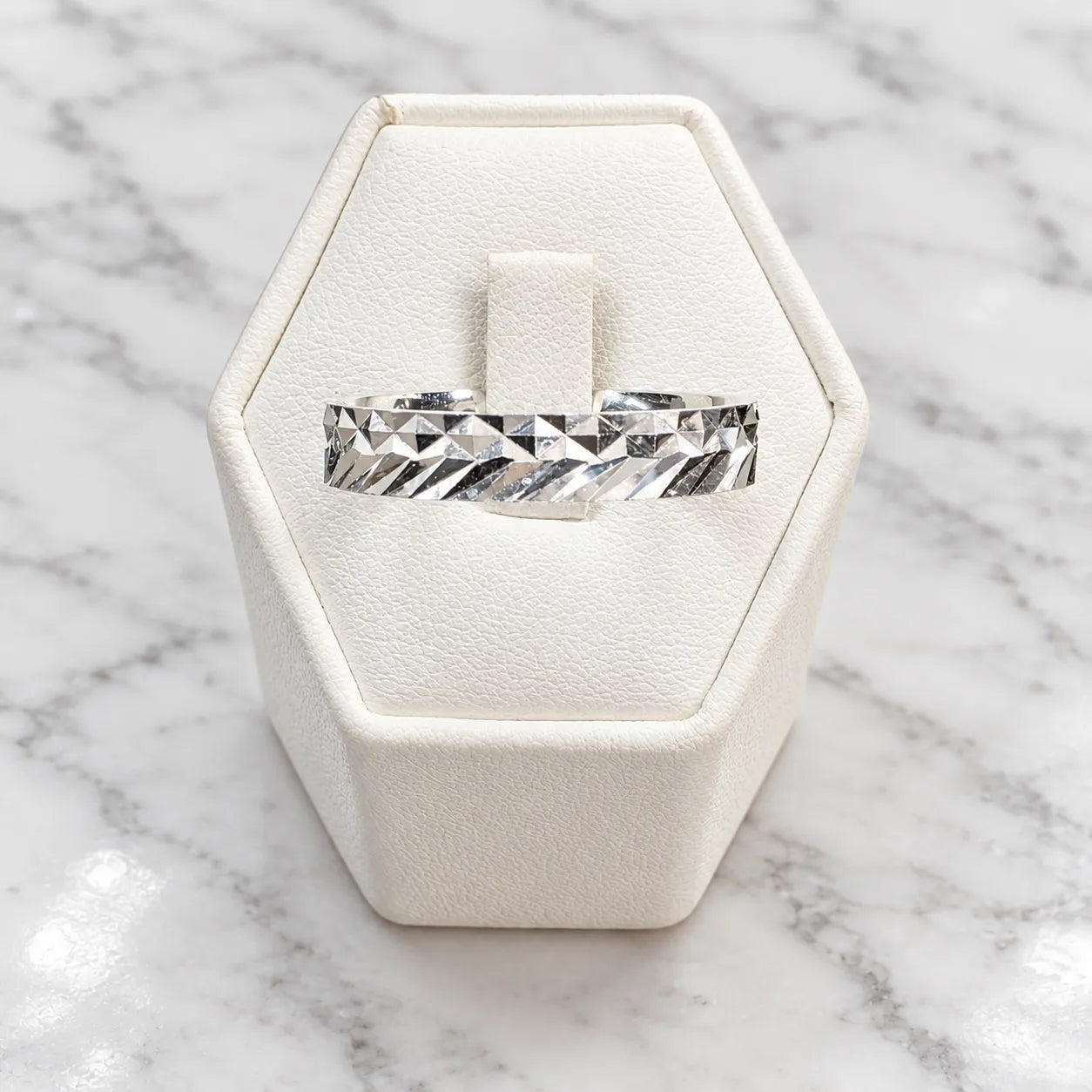 Anillo argolla facetado