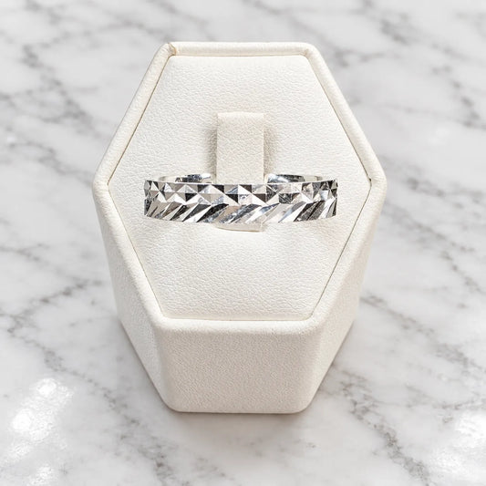 Anillo argolla facetado
