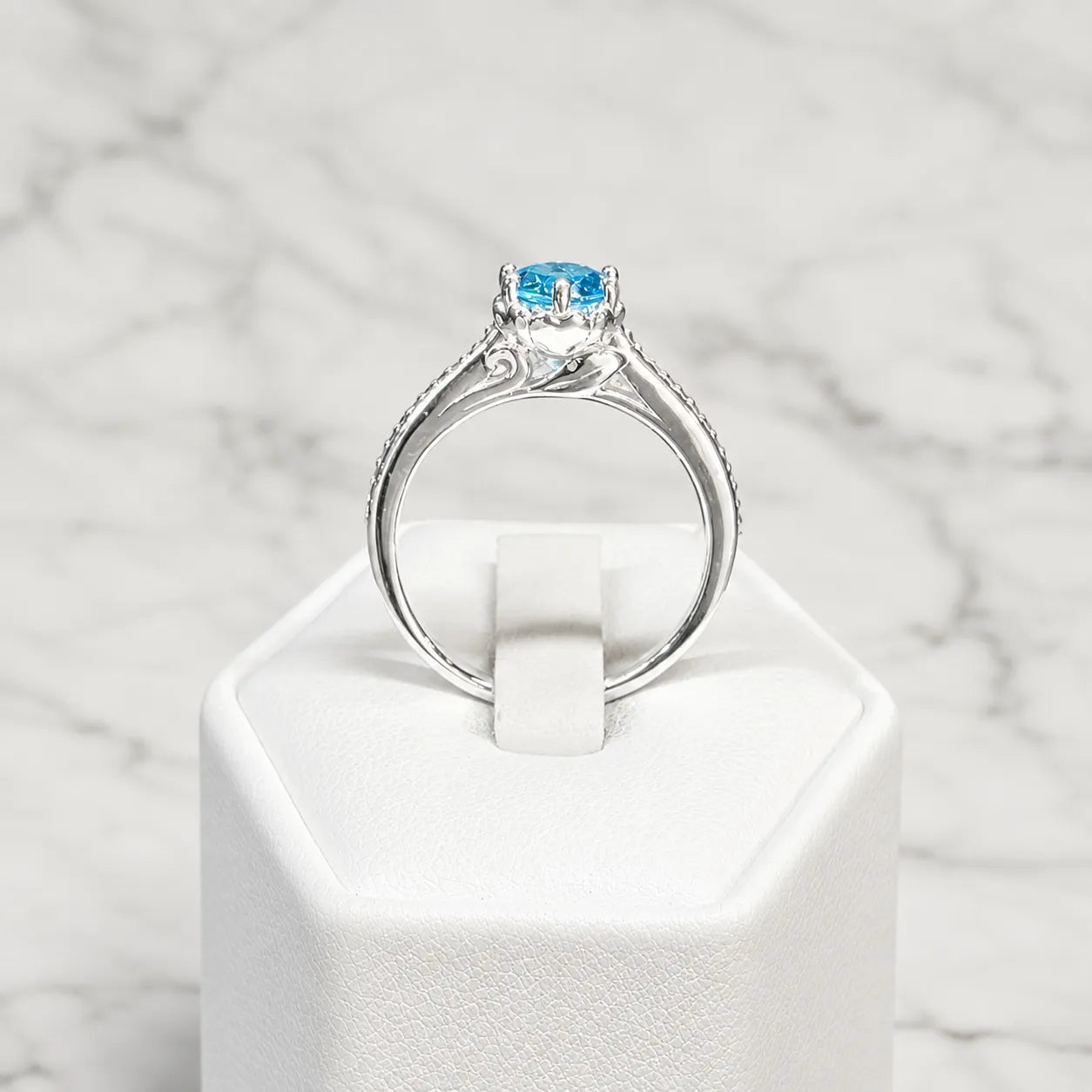 Anillo solitario circón celeste