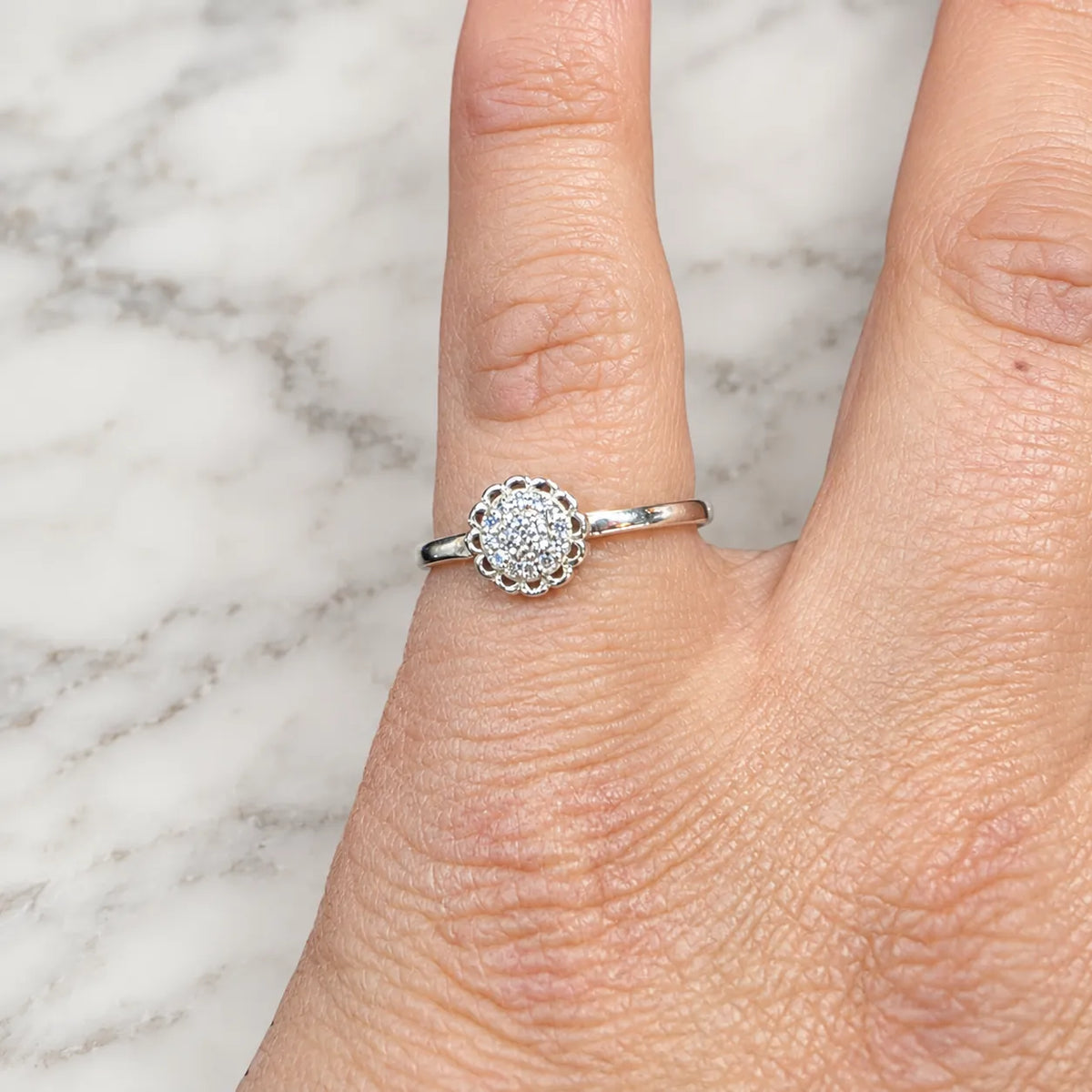 Anillo flor microcircón