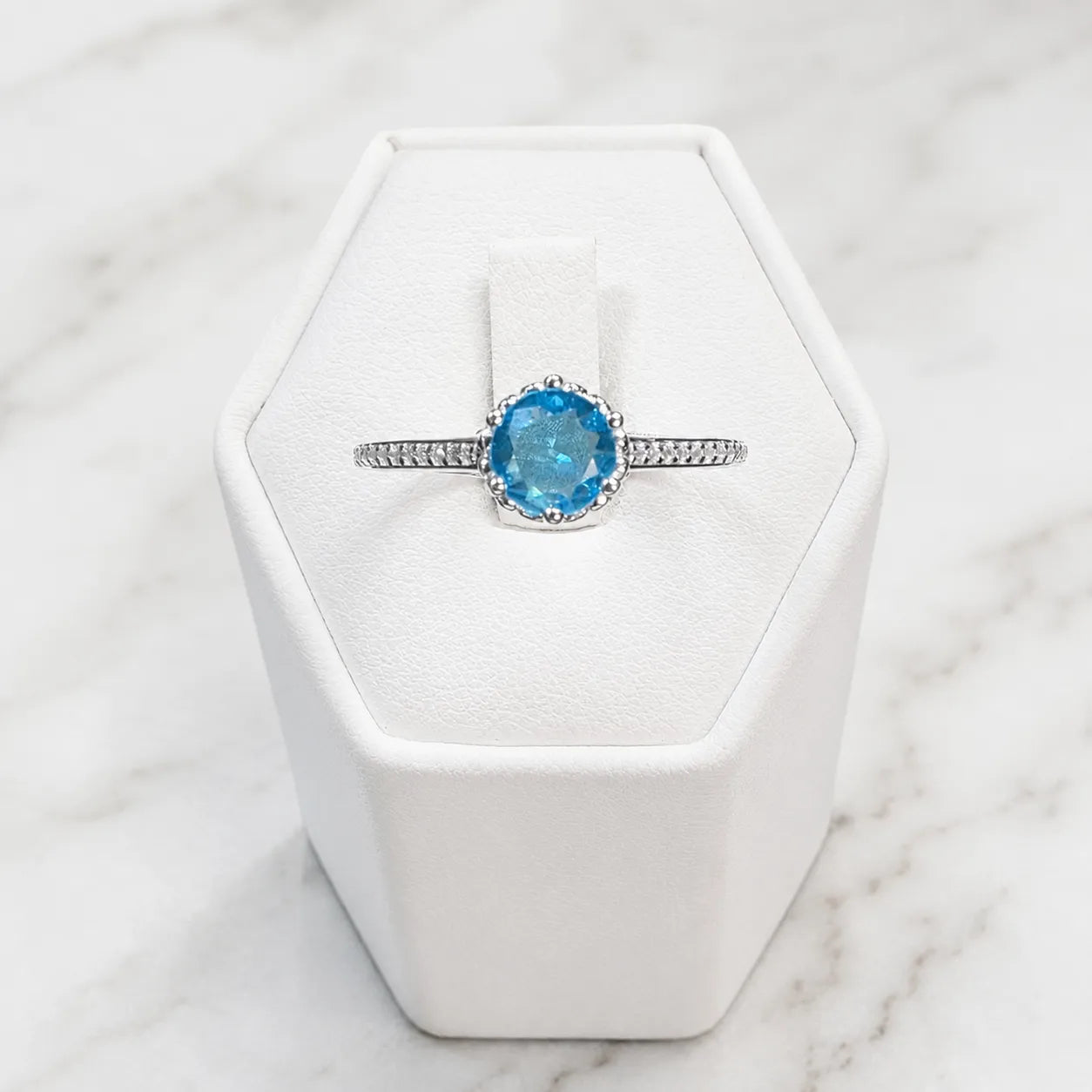 Anillo solitario circón celeste