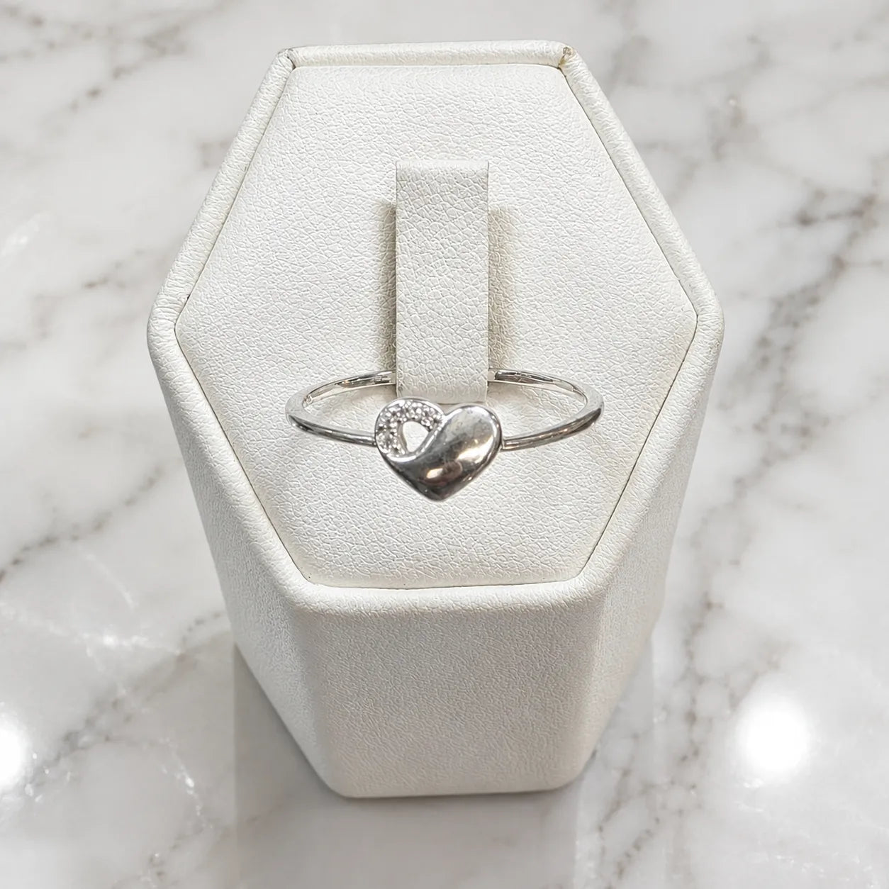 Anillo corazón clásico microcircón