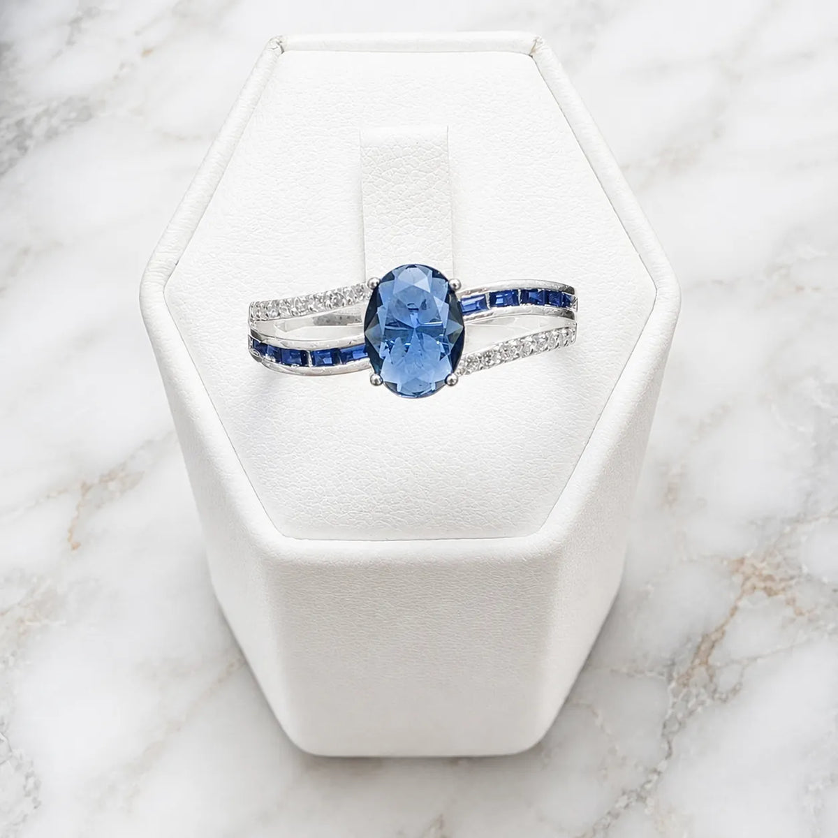 Anillo solitario circón ovalado azul
