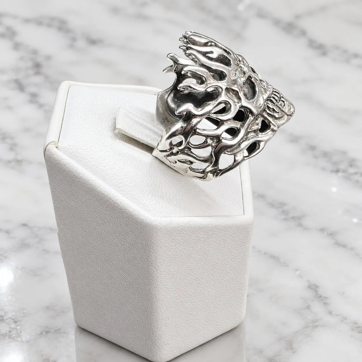 Anillo calavera en llamas