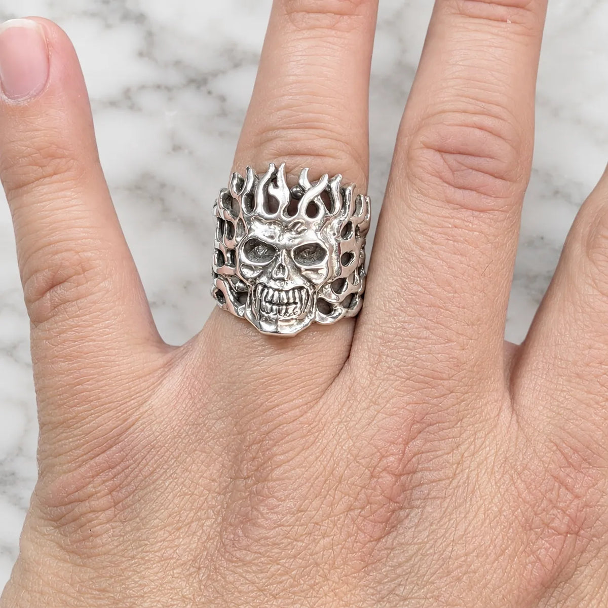 Anillo calavera en llamas