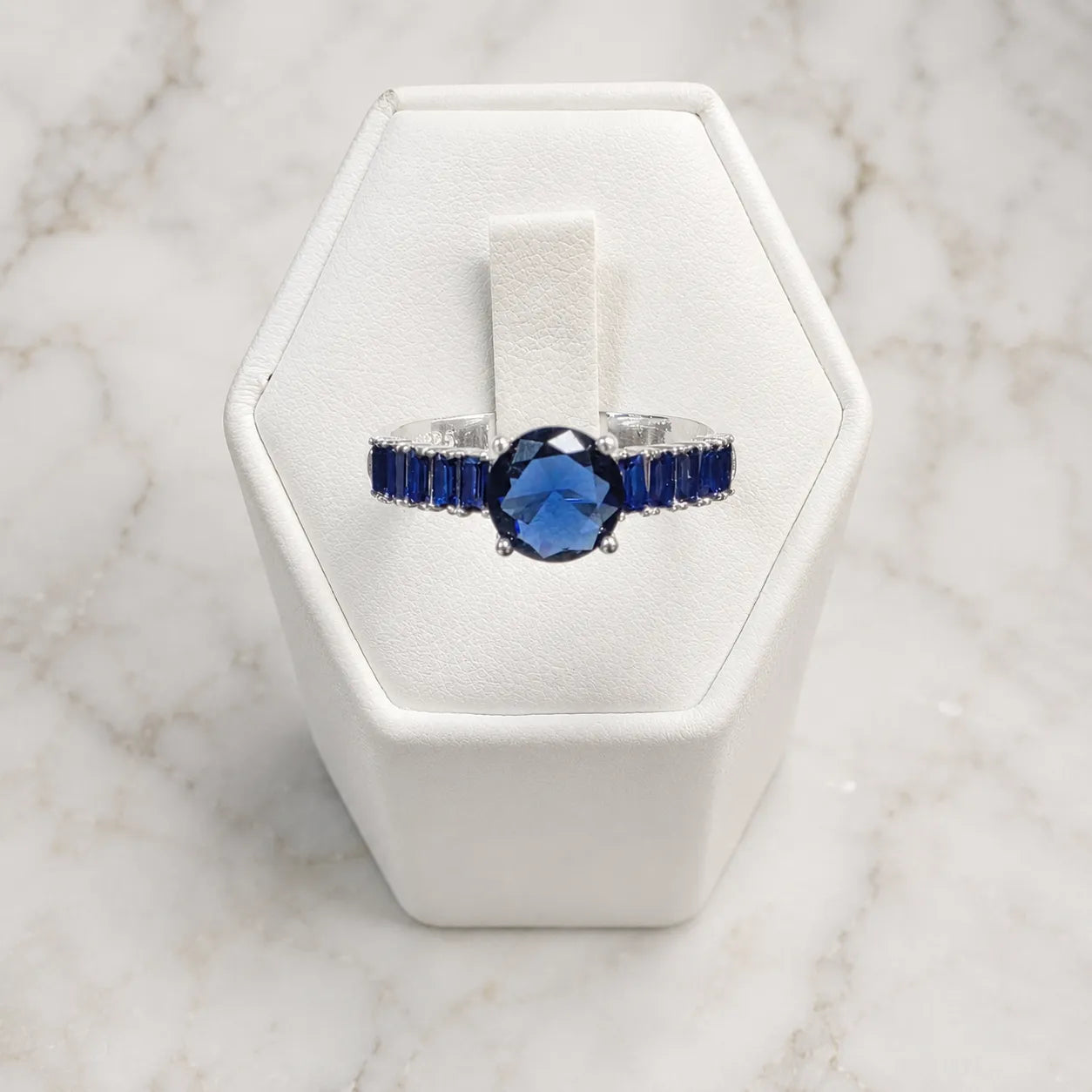 Anillo solitario circón circular azul
