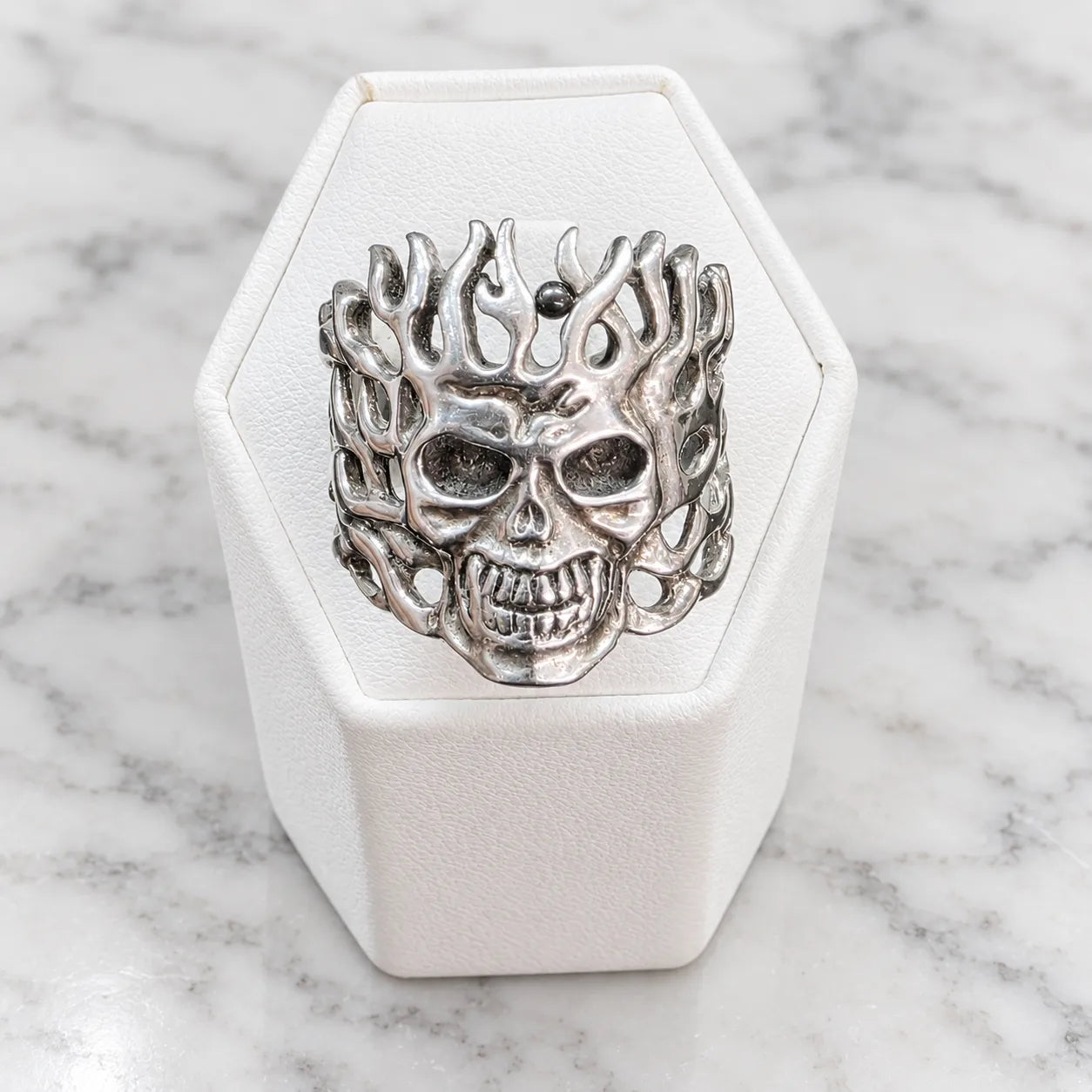 Anillo calavera en llamas