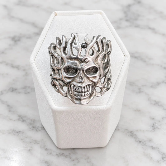 Anillo calavera en llamas