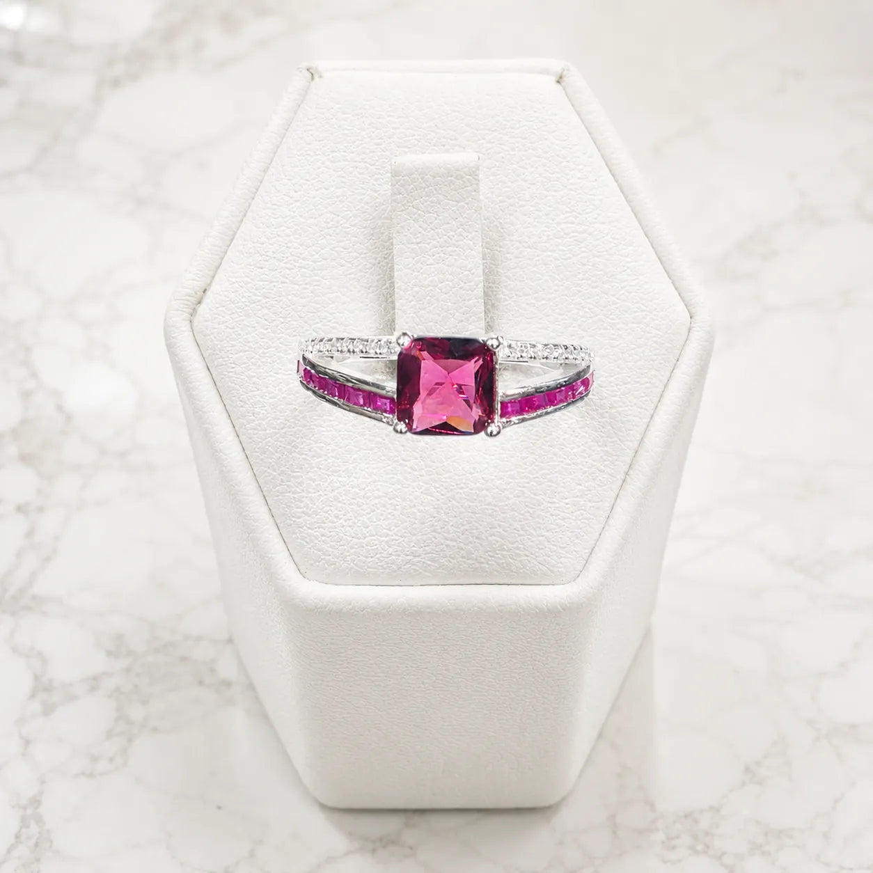 Anillo solitario circón fucsia