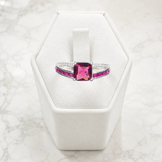 Anillo solitario circón fucsia