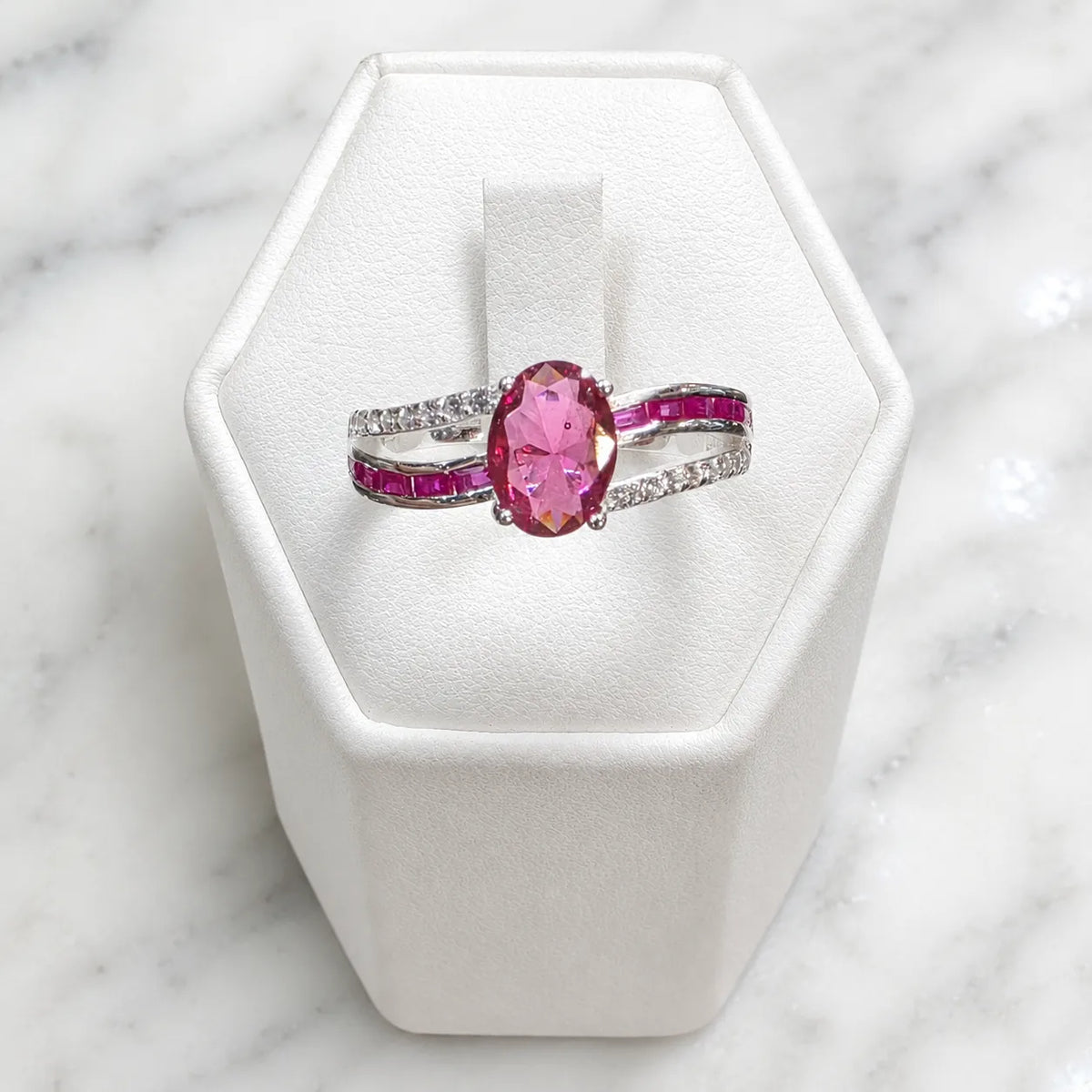 Anillo solitario circón fucsia