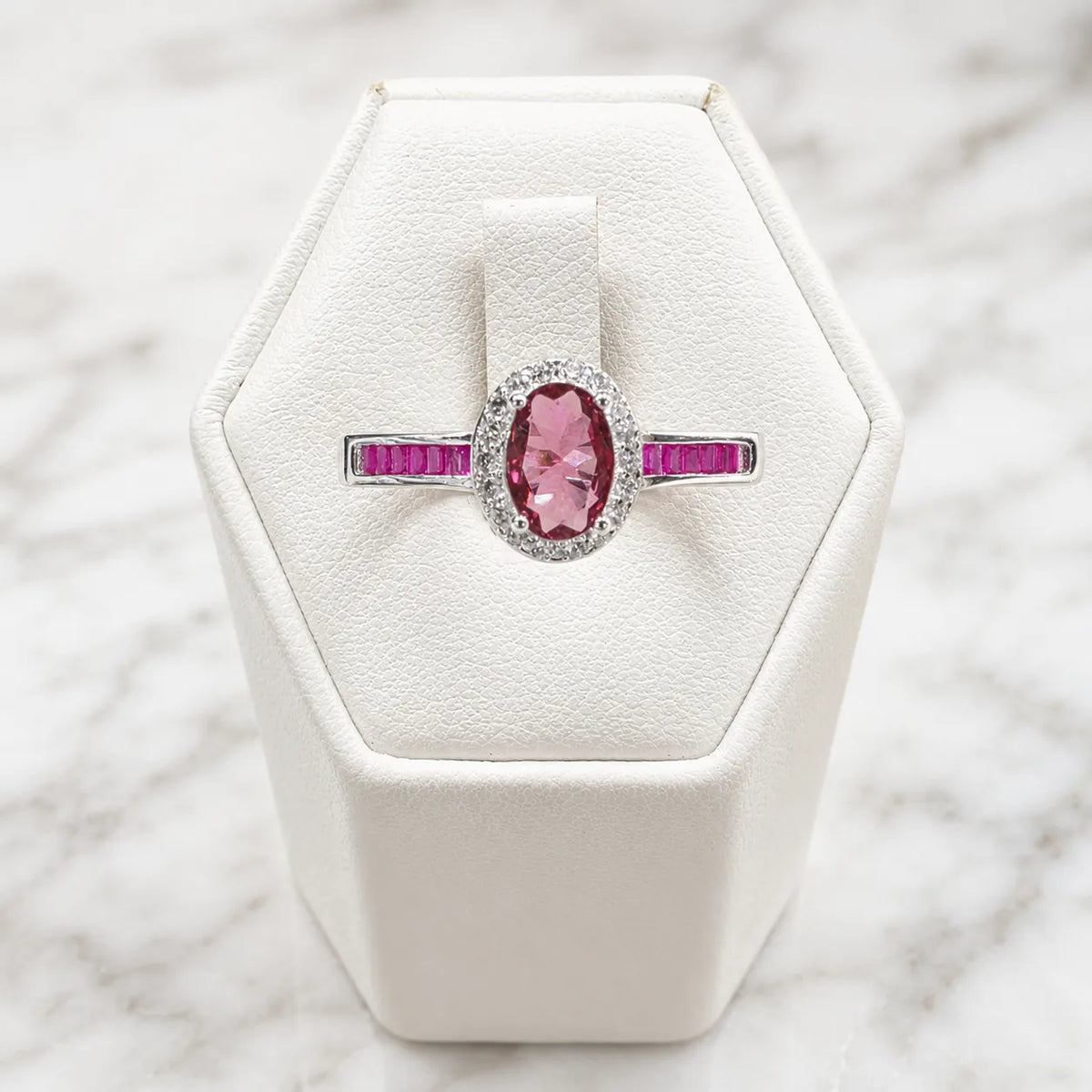 Anillo solitario circón fucsia