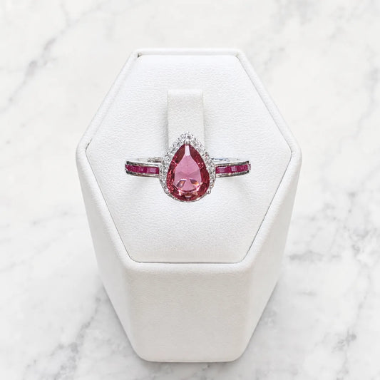 Anillo solitario circón fucsia