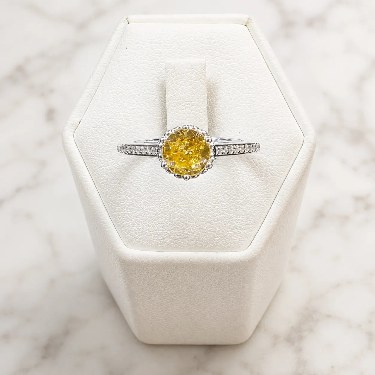 Anillo solitario circón amarillo