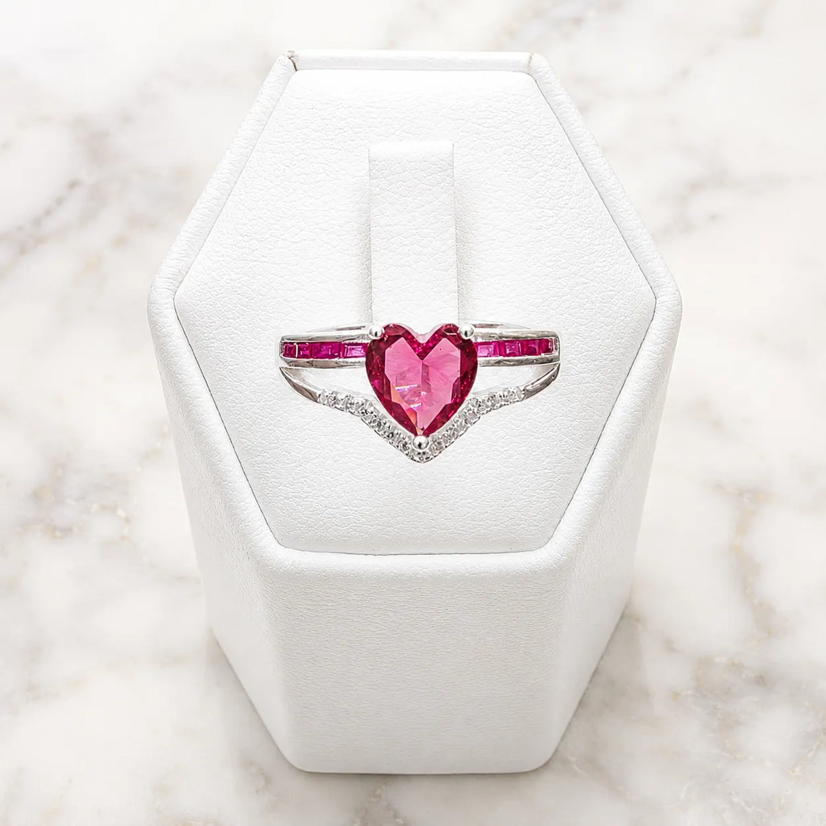 Anillo solitario corazón circón fucsia