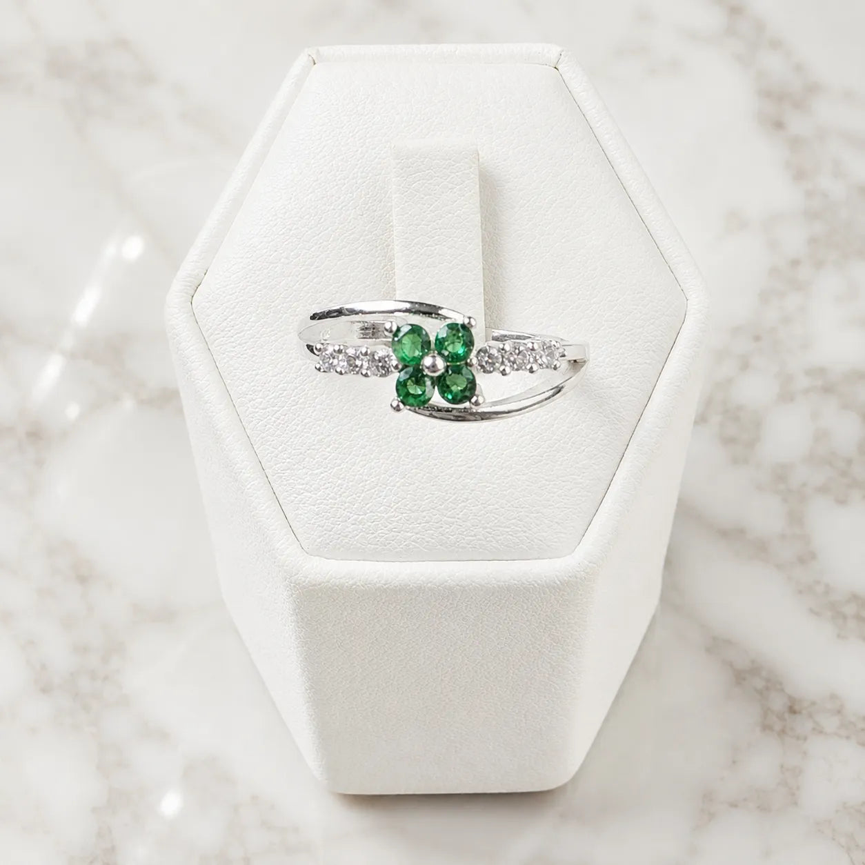 Anillo trébol microcircón esmeralda