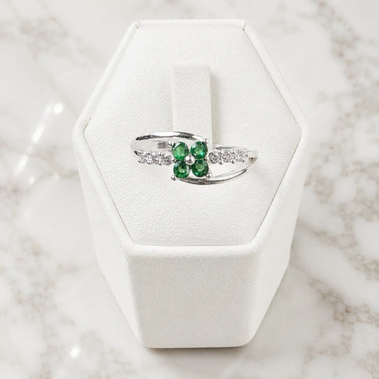 Anillo trébol microcircón esmeralda