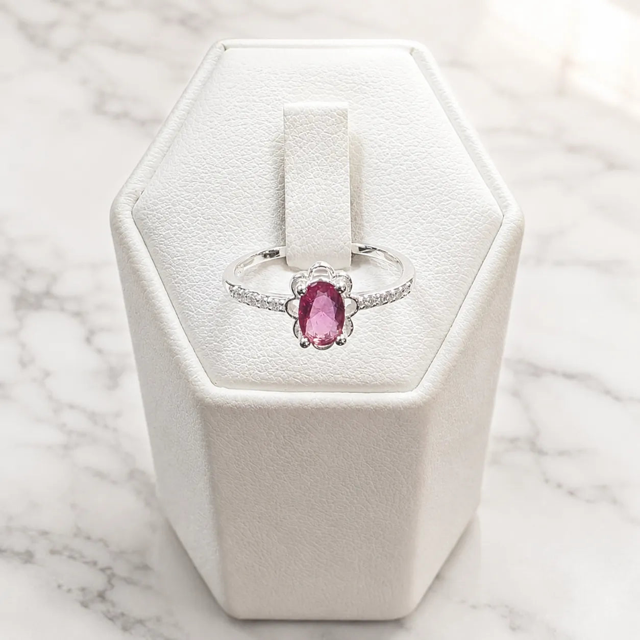 Anillo solitario fucsia