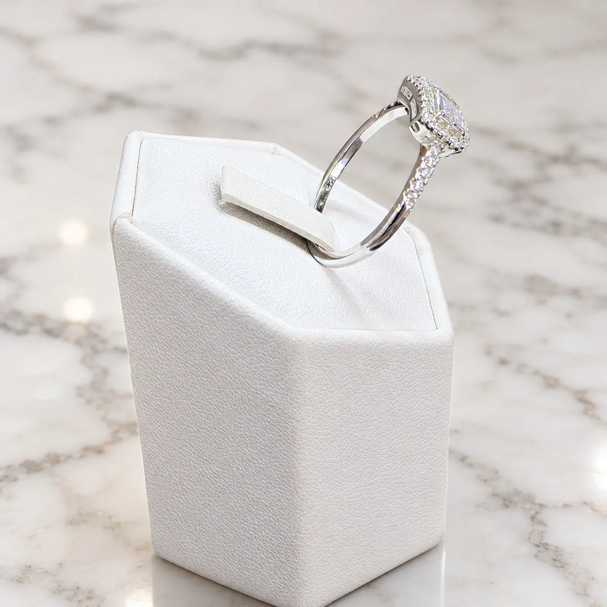 Anillo solitario circón rectangular