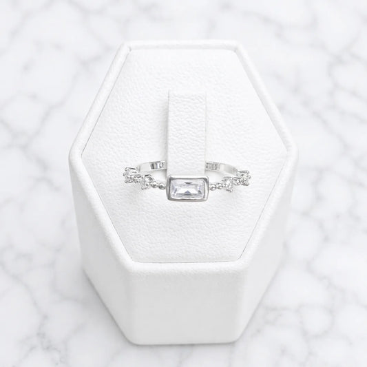 Anillo solitario rectangular circón