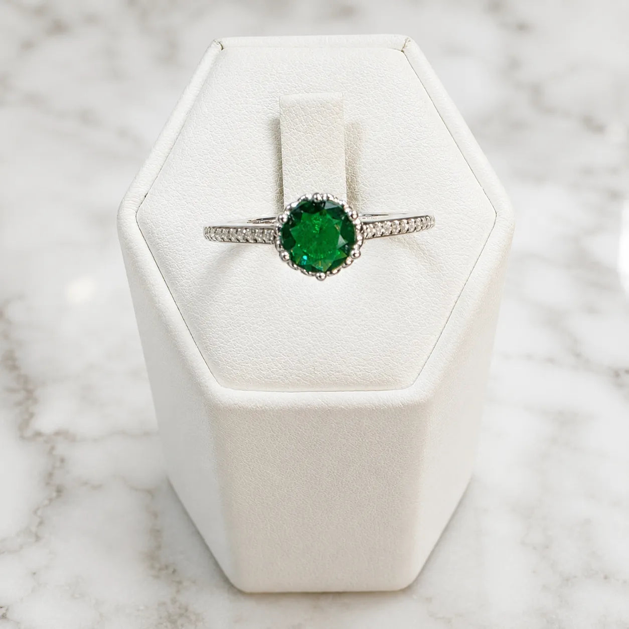 Anillo solitario circular verde