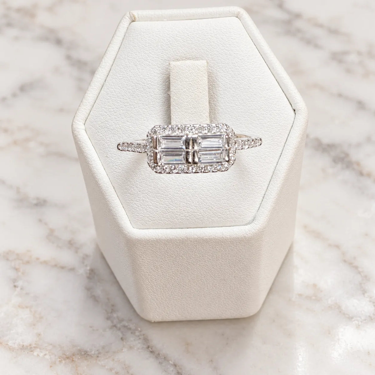 Anillo solitario circón rectangular